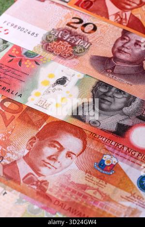 Papiergeld, Banknoten verschiedener Länder als geschäftlicher Hintergrund. Papiergeld und Bargeld Stockfoto