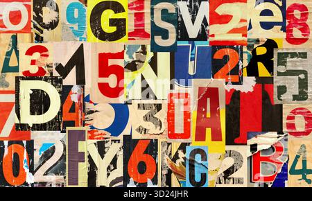 Collage von vielen verschiedenen zerrissenen Buchstaben. Gerissene Werbung Straßenplakate Grunge gefaltet zerknittert Papier Textur Hintergrund Plakat Hintergrund. Stockfoto
