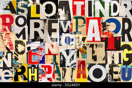 Collage von vielen verschiedenen zerrissenen Buchstaben. Gerissene Werbung Straßenplakate Grunge gefaltet zerknittert Papier Textur Hintergrund Plakat Hintergrund. Stockfoto