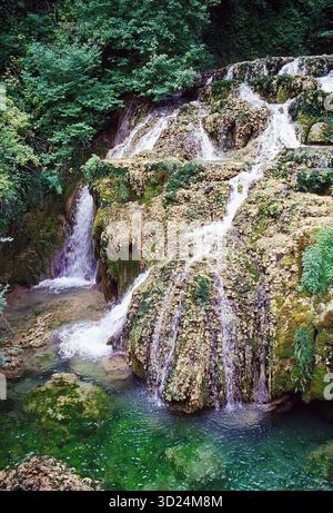 Wasserfall. Orbaneja del Castillo, Burgos Provinz Kastilien-Leon, Spanien. Stockfoto