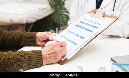 Arzt Füllt Krankenversicherungsformular Während Des Klinikbesuchs Auf Clipboard Aus Stockfoto