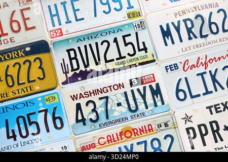 KIEW, UKRAINE - 18. OKTOBER 2025 viele US-Nummernschilder verschiedener staaten sind registriert. Viele US-Nummernschilder Stockfoto