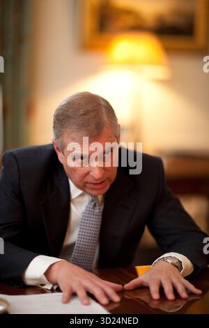 Prince Andrew (Andrew Albert Christian Edward; * 19. Februar 1960) ist ein Mitglied der britischen Königsfamilie. Er ist das dritte Kind und der zweite Sohn von Königin Elisabeth II. Und Prinz Philip, Herzog von Edinburgh, und ein jüngerer Bruder von König Karl III. Bei der Geburt war Andrew Zweiter in der Nachfolge auf den britischen Thron Stockfoto