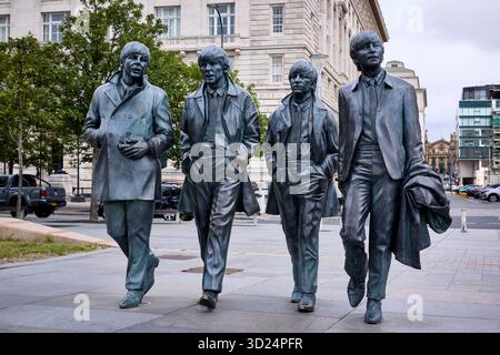 Eine Bronzestatue mit den Beatles steht stolz am Ufer von Liverpool in der Nähe des Pier Head. Diese Kunstmütze wurde vom Bildhauer Andrew Edwards entworfen Stockfoto