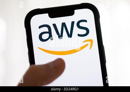 Nysa, Polen. 30. Oktober 2025. In dieser Abbildung wird ein AWS Amazon Web Services-Logo auf einem Smartphone angezeigt. (Kreditbild: © Mateusz Slodkowski/ZUMA Press Wire) NUR REDAKTIONELLE VERWENDUNG! Nicht für kommerzielle ZWECKE! Stockfoto