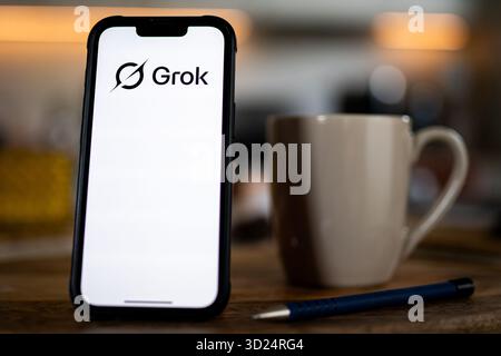 Nysa, Polen. 30. Oktober 2025. In dieser Abbildung wird ein auf einem Smartphone gezeigtes Grok AI-Logo angezeigt. (Kreditbild: © Mateusz Slodkowski/ZUMA Press Wire) NUR REDAKTIONELLE VERWENDUNG! Nicht für kommerzielle ZWECKE! Stockfoto