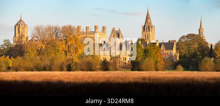 Panoramablick auf Oxford Wahrzeichen von Christ Church College Meadows an einem schönen Herbstmorgen. Es gibt so viele großartige Sehenswürdigkeiten von Oxford in dieser Aufnahme, einschließlich – von links nach rechts – Tom Tower, Christ Church College und Kathedrale, All Saints und St Mary's Church, Merton Chapel und (teilweise versteckt) die Kuppel von Radcliffe Camera. Stockfoto