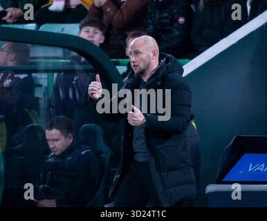 Edinburgh, Großbritannien. Oktober 2025. Schottische Premiership - Hibernian FC gegen Rangers FC. Hibs' Head Coach David Gray gibt seinen Spielern Anweisungen, während Hibs in der ersten Phase für die schottische Premiership im Easter Road Stadium in Edinburgh gegen die Rangers antritt. UK. Quelle: Ian Jacobs/Alamy Live News Stockfoto