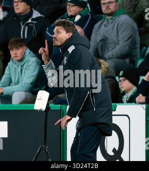 Edinburgh, Großbritannien. Oktober 2025. Schottische Premiership - Hibernian FC gegen Rangers FC. Rangers Manager Danny Rohl gibt seinen Spielern Anweisungen, während Hibs in der ersten Phase für die schottische Premiership im Easter Road Stadium in Edinburgh gegen die Rangers antritt. UK. Quelle: Ian Jacobs/Alamy Live News Stockfoto