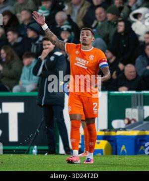 Edinburgh, Großbritannien. Oktober 2025. Schottische Premiership - Hibernian FC gegen Rangers FC. Der Verteidiger der Rangers James Tavernier spielt sich in der ersten Phase für die schottische Premiership im Easter Road Stadium in Edinburgh, Schottland, gegen die Rangers. UK. Quelle: Ian Jacobs/Alamy Live News Stockfoto
