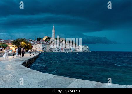 Heawy Sturmwolken über der Altstadt von Rovinj Stockfoto
