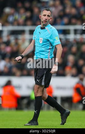 Newcastle upon Tyne, Großbritannien. Oktober 2025. Schiedsrichter Chris Kavanagh beim Achtelfinale-Spiel des Newcastle United gegen Tottenham Hotspur Carabao Cup am 29. Oktober 2025 im St. James' Park, Newcastle upon Tyne, England Credit: Lee Keuneke/Every Second Media Credit: Every Second Media/Alamy Live News Stockfoto