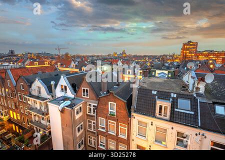 Amsterdam, Niederlande Blick auf das Stadtbild von de Pijp in der Abenddämmerung. Stockfoto