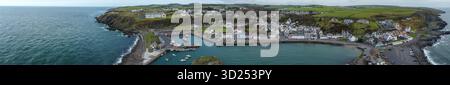 Panoramablick aus der Vogelperspektive auf den Hafen von Portpatrick und die Landzunge Stockfoto