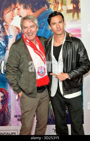 Till Schmerbeck mit Gast bei der Premiere des Kinofilms Make me feel im Zoo Palast. Berlin, 29.10.2025 *** Till Schmerbeck mit Gast bei der Premiere des Films Make Me Feel im Zoo Palast Berlin, 29 10 2025 Foto:XM.xBehrensx/xFuturexImagex Feel 5052 Stockfoto