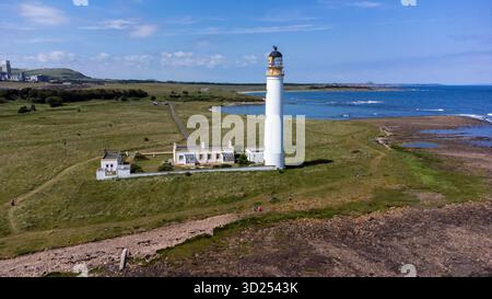 Aus der Vogelperspektive des Barns Ness Lighthouse an der felsigen Küste in der Nähe von Dunbar an einem hellen Morgen Stockfoto