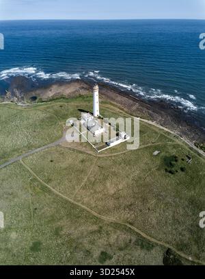 Aus der Vogelperspektive des Barns Ness Lighthouse an der felsigen Küste in der Nähe von Dunbar an einem hellen Morgen Stockfoto