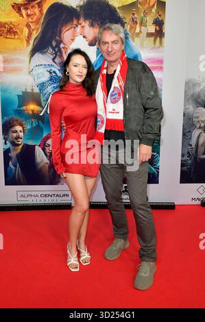 Till Schmerbeck mit Gast bei der Premiere des Kinofilms Make me feel im Zoo Palast. Berlin, 29.10.2025 *** Till Schmerbeck mit Gast bei der Premiere des Films Make Me Feel im Zoo Palast Berlin, 29 10 2025 Foto:XM.xBehrensx/xFuturexImagex Feel 5056 Stockfoto