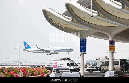 (251030) -- GUANGZHOU, 30. Oktober 2025 (Xinhua) -- dieses Foto, das vor dem Terminal 3 des Internationalen Flughafens Guangzhou Baiyun aufgenommen wurde, zeigt eine Landung eines Flugzeugs in Guangzhou, südchinesischer Provinz Guangdong, 30. Oktober 2025. Der Flughafen Baiyun in Guangzhou, der Hauptstadt der südchinesischen Provinz Guangdong, hat am Donnerstag sein Terminal 3 und die fünfte Start- und Landebahn offiziell in Betrieb genommen und ist damit Chinas erster ziviler Flughafen, der fünf kommerzielle Start- und Landebahnen betreibt. Der Ausbau des internationalen Flughafens Guangzhou Baiyun, eines der drei wichtigsten internationalen Luftverkehrsknotenpunkte des Landes, ist ein weiterer Schritt in Richtung eines Arbeitsaufbaus Stockfoto