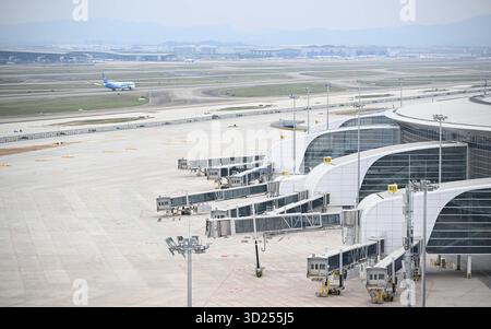 (251030) -- GUANGZHOU, 30. Oktober 2025 (Xinhua) -- dieses Foto vom 24. Oktober 2025 zeigt Jetways am Flughafen Guangzhou Baiyun International Terminal 3 in Guangzhou, südchinesischer Provinz Guangdong. Der Flughafen Baiyun in Guangzhou, der Hauptstadt der südchinesischen Provinz Guangdong, hat am Donnerstag sein Terminal 3 und die fünfte Start- und Landebahn offiziell in Betrieb genommen und ist damit Chinas erster ziviler Flughafen, der fünf kommerzielle Start- und Landebahnen betreibt. Der Ausbau des internationalen Flughafens Guangzhou Baiyun, eines der drei wichtigsten internationalen Luftverkehrsknotenpunkte des Landes, ist ein weiterer Schritt zum Aufbau eines Weltklasse-airpo Stockfoto