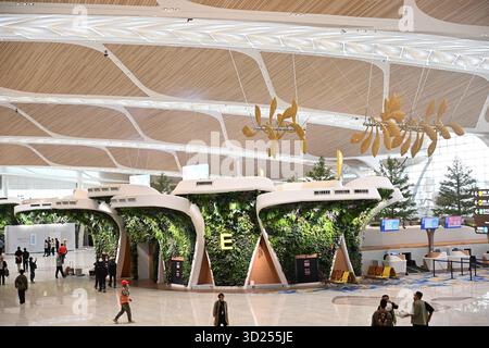 (251030) -- GUANGZHOU, 30. Oktober 2025 (Xinhua) -- dieses Foto vom 24. Oktober 2025 zeigt eine Innenansicht des Flughafens Guangzhou Baiyun International Airport Terminal 3 in Guangzhou, südchinesischer Provinz Guangdong. Der Flughafen Baiyun in Guangzhou, der Hauptstadt der südchinesischen Provinz Guangdong, hat am Donnerstag sein Terminal 3 und die fünfte Start- und Landebahn offiziell in Betrieb genommen und ist damit Chinas erster ziviler Flughafen, der fünf kommerzielle Start- und Landebahnen betreibt. Der Ausbau des internationalen Flughafens Guangzhou Baiyun, eines der drei wichtigsten internationalen Luftverkehrsknotenpunkte des Landes, ist ein weiterer Schritt zum Aufbau eines World-cl Stockfoto