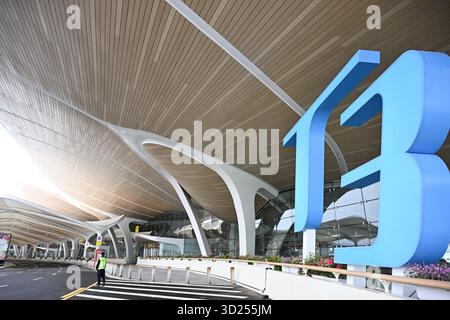 (251030) -- GUANGZHOU, 30. Oktober 2025 (Xinhua) -- dieses Foto vom 30. Oktober 2025 zeigt eine Außenansicht des Flughafens Guangzhou Baiyun International Airport Terminal 3 in Guangzhou, südchinesischer Provinz Guangdong. Der Flughafen Baiyun in Guangzhou, der Hauptstadt der südchinesischen Provinz Guangdong, hat am Donnerstag sein Terminal 3 und die fünfte Start- und Landebahn offiziell in Betrieb genommen und ist damit Chinas erster ziviler Flughafen, der fünf kommerzielle Start- und Landebahnen betreibt. Der Ausbau des internationalen Flughafens Guangzhou Baiyun, eines der drei wichtigsten internationalen Luftverkehrsknotenpunkte des Landes, ist ein weiterer Schritt zum Aufbau eines World-cl Stockfoto