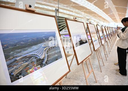 (251030) -- GUANGZHOU, 30. Oktober 2025 (Xinhua) -- Menschen besuchen eine Fotoausstellung im Guangzhou Baiyun International Airport Terminal 3 in Guangzhou, südchinesischer Provinz Guangdong, 30. Oktober 2025. Der Flughafen Baiyun in Guangzhou, der Hauptstadt der südchinesischen Provinz Guangdong, hat am Donnerstag sein Terminal 3 und die fünfte Start- und Landebahn offiziell in Betrieb genommen und ist damit Chinas erster ziviler Flughafen, der fünf kommerzielle Start- und Landebahnen betreibt. Der Ausbau des internationalen Flughafens Guangzhou Baiyun, eines der drei wichtigsten internationalen Luftverkehrsknotenpunkte des Landes, ist ein weiterer Schritt zum Aufbau eines Weltklasse-flugplatzes Stockfoto