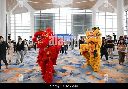 (251030) -- GUANGZHOU, 30. Oktober 2025 (Xinhua) -- eine Kunstaufführung wird bei der Einweihungszeremonie des Internationalen Flughafens Guangzhou Baiyun Terminal 3 in Guangzhou, südchinesischer Provinz Guangdong, am 30. Oktober 2025 inszeniert. Der Flughafen Baiyun in Guangzhou, der Hauptstadt der südchinesischen Provinz Guangdong, hat am Donnerstag sein Terminal 3 und die fünfte Start- und Landebahn offiziell in Betrieb genommen und ist damit Chinas erster ziviler Flughafen, der fünf kommerzielle Start- und Landebahnen betreibt. Der Ausbau des internationalen Flughafens Guangzhou Baiyun, eines der drei wichtigsten internationalen Luftverkehrsknotenpunkte des Landes, ist ein weiterer Schritt in Richtung bui Stockfoto
