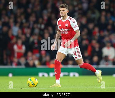 London, Großbritannien. Oktober 2025. London, England, 29. Oktober 2025: Ben White (4 Arsenal) während des Carabao Cup-Spiels zwischen Arsenal und Brighton & Hove Albion im Emirates Stadium in London. (Foto von Jay Patel/Sports Press Photo/SPP) Credit: SPP Sport Press Photo. /Alamy Live News Stockfoto