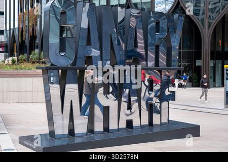Das dimensionale Zeichen im Herzen des Finanzviertels Canary Wharf am 5. Oktober 2025 in London, Großbritannien. Canary Wharf ist ein Gebiet in der Nähe der Isle of Dogs im London Borough of Tower Hamlets und wird von der Greater London Authority als Teil des zentralen Geschäftsviertels von London definiert. Zusammen mit der City of London ist sie eines der wichtigsten Finanzzentren im Vereinigten Königreich und der Welt, mit vielen Hochhäusern. Stockfoto