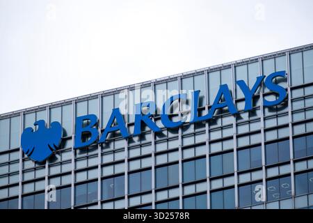 Der Hauptsitz von Barclays Corporate Banking im Finanzdistrikt Canary Wharf am 5. Oktober 2025 in London, Großbritannien. Canary Wharf ist ein Gebiet in der Nähe der Isle of Dogs im London Borough of Tower Hamlets und wird von der Greater London Authority als Teil des zentralen Geschäftsviertels von London definiert. Barclays Plc ist eine britische multinationale Bank mit Hauptsitz in London, die sowohl als US- als auch als UK Consumer Bank, als Corporate Bank, als Private Bank, als Vermögensverwaltungsbank und als Investment Bank tätig ist. Stockfoto