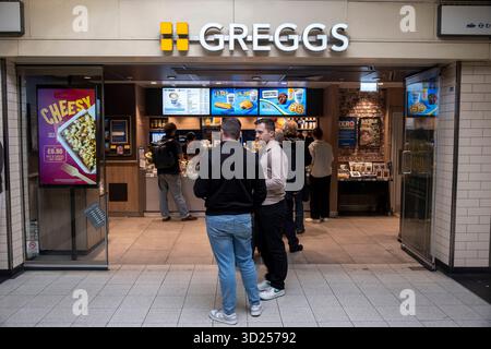 Greggs am 2. Oktober 2025 in London. Greggs plc ist eine britische Bäckereikette. Es ist auf herzhafte Produkte wie Backwaren, Brötchen, Sandwiches und süße Speisen spezialisiert. Stockfoto