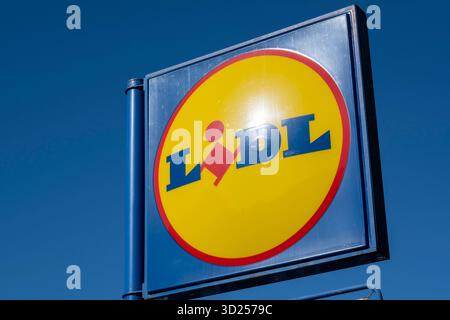 Supermarktkette Lidl Store am 6. Oktober 2025 in London, Großbritannien. Lidl Stiftung & Co. KG ist eine deutsche globale Discount-Supermarktkette, die über 12.000 Geschäfte in Europa und den USA betreibt. Mit seinem niedrigen Preis- und Rabattansatz wird Lidl schnell zu einem ernsten Wettbewerb zu den vier großen Supermärkten in Großbritannien. Stockfoto