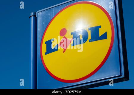 Supermarktkette Lidl Store am 6. Oktober 2025 in London, Großbritannien. Lidl Stiftung & Co. KG ist eine deutsche globale Discount-Supermarktkette, die über 12.000 Geschäfte in Europa und den USA betreibt. Mit seinem niedrigen Preis- und Rabattansatz wird Lidl schnell zu einem ernsten Wettbewerb zu den vier großen Supermärkten in Großbritannien. Stockfoto