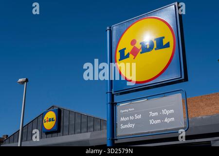 Supermarktkette Lidl Store am 6. Oktober 2025 in London, Großbritannien. Lidl Stiftung & Co. KG ist eine deutsche globale Discount-Supermarktkette, die über 12.000 Geschäfte in Europa und den USA betreibt. Mit seinem niedrigen Preis- und Rabattansatz wird Lidl schnell zu einem ernsten Wettbewerb zu den vier großen Supermärkten in Großbritannien. Stockfoto
