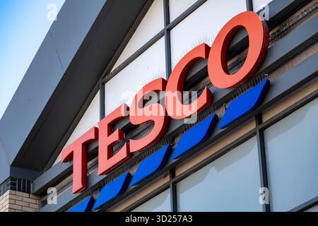 Das Tesco Supermarkt-Logo ist am 6. Oktober 2025 in London, Vereinigtes Königreich, erhältlich. Tesco plc ist ein weltweiter Supermarkt und Einzelhandel mit Sitz in Großbritannien. Es ist der drittgrößte Einzelhändler der Welt nach Umsatz und der zweitgrößte nach Gewinnen. Es ist die führende Lebensmittelmarktmarke in Großbritannien mit einem Marktanteil von etwa 30%. Stockfoto