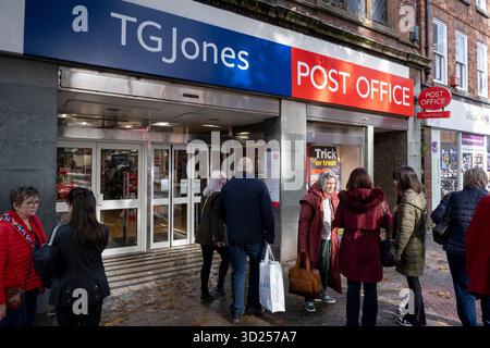 TG Jones, früher bekannt als WH Smith and Post Office am 29. Oktober 2025 in Shrewsbury, Großbritannien. Shrewsbury ist eine Marktgemeinde, eine Bürgergemeinde und die County Town of Shropshire. Stockfoto
