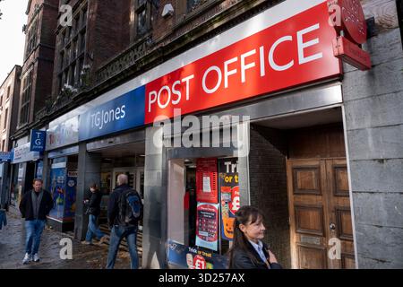 TG Jones, früher bekannt als WH Smith and Post Office am 29. Oktober 2025 in Shrewsbury, Großbritannien. Shrewsbury ist eine Marktgemeinde, eine Bürgergemeinde und die County Town of Shropshire. Stockfoto