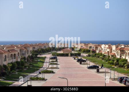Aus der Vogelperspektive des La Vista Bay Compounds an der ägyptischen Nordküste in der Nähe von Dabaa mit dem Mittelmeer im Hintergrund, einem beliebten Urlaubsort im Sommer Stockfoto