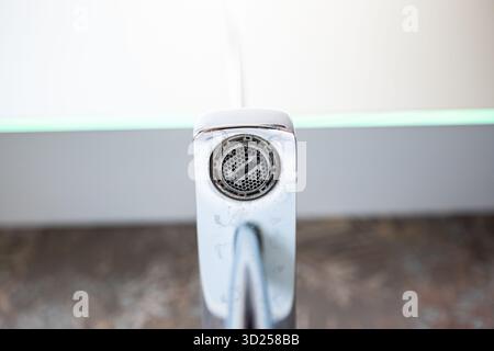 Chrom-Wasserhahn mit Mesh-Belüfter. Makro, Nahaufnahme, Schuss aufschauen, keine Leute Stockfoto
