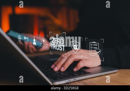 Zero Trust Cybersicherheit und Datenschutz-Konzept. Person, die ein Notebook mit Symbolen wie Schlössern, Netzwerken, Identitätsprüfung verwendet, die Null Vertrauen symbolisieren Stockfoto