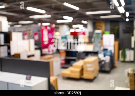 Abstrakte, verschwommene Ansicht des Innenraums eines Einzelhandels. Unscharfer Hintergrund, Weitwinkelansicht, Bokeh-Highlights, keine Personen Stockfoto
