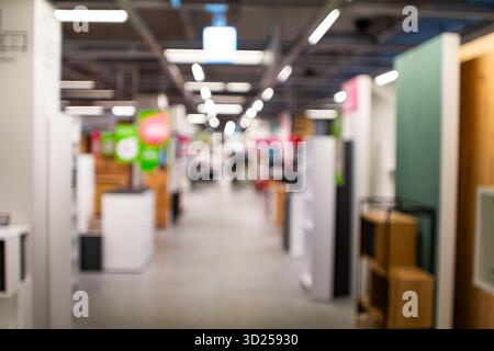 Abstrakte, verschwommene Ansicht des Innenraums eines Einzelhandels. Unscharfer Hintergrund, Weitwinkelansicht, Bokeh-Highlights, keine Personen Stockfoto