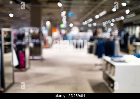 Abstrakte, verschwommene Ansicht des Innenraums eines Einzelhandels. Unscharfer Hintergrund, Weitwinkelansicht, Bokeh-Highlights, keine Personen Stockfoto