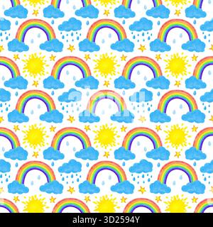 Nahtloses handgezeichnetes Muster mit bunten Regenbögen, Wolken, Sonne, Sternen und Regen. Zeichnen mit farbigen Bleistiften auf weißem Hintergrund. Farbenfroh Stockfoto