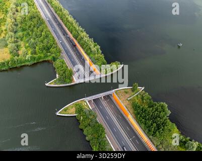 Eine Drohnenansicht des schiffbaren Veluwemeer Aquädukts in Flevoland in den Niederlanden bei Hardwijk Stockfoto