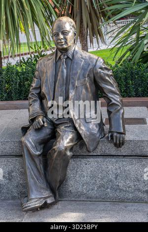 Sir Simon Milton Statue, eine Bronzestatue des ehemaligen Anführers des Stadtrates von Westminster am Merchant Square, London, England, Großbritannien Stockfoto