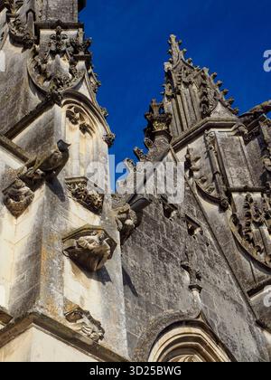 Kathedrale Saint-Pierre de Saintes, teilweise Außenansicht, Südseite. Stockfoto