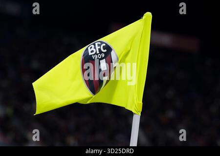 Eine Eckfahne mit dem Logo von Bologna FC ist während des Fußballspiels der Serie A zwischen Bologna FC und Torino FC zu sehen. Stockfoto