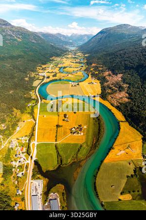 Stryneelva River in Stryn, Norwegen – kristallklares türkisfarbenes Wasser fließt durch das malerische Tal, umgeben von Bergen, Wäldern und nordischen Naturlandschaften Stockfoto